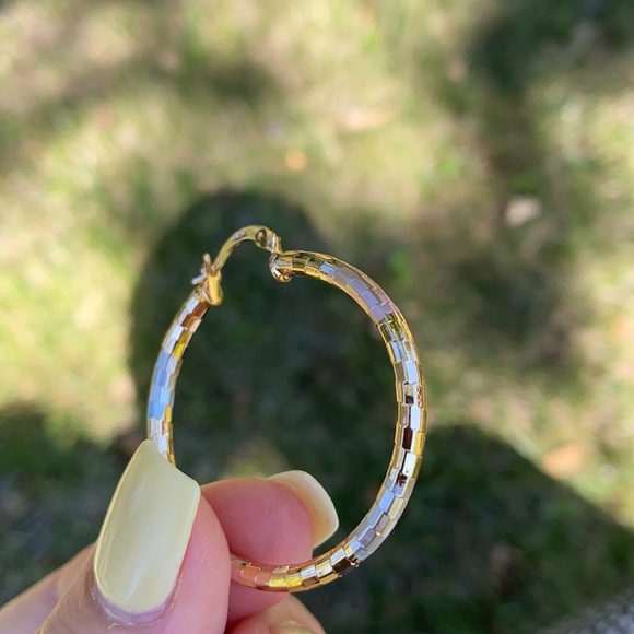 NEW 18k gold plated three tone hoop earrings - Picture 8 of 8
